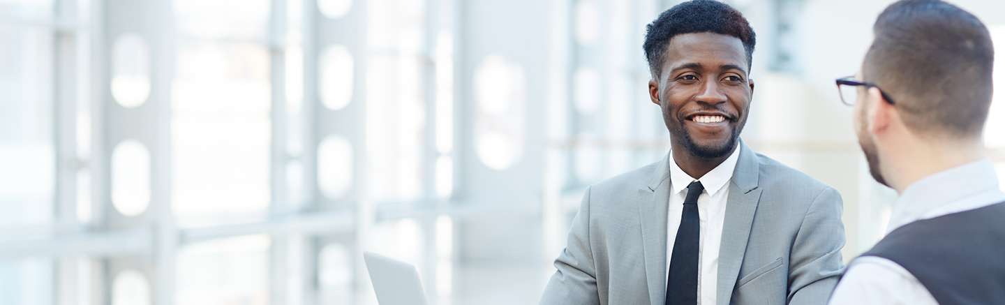Deux professionnels en affaires discutant dans un bureau moderne